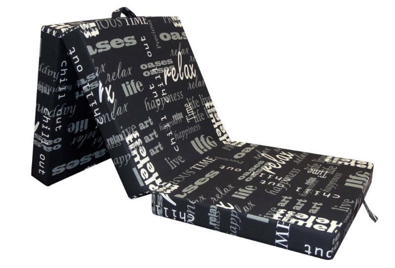 Faltmatratze 190 x 70 cm in schwarz mit weißen Schriftzügen, teilweise aufgeklappt, seitliche Perspektive