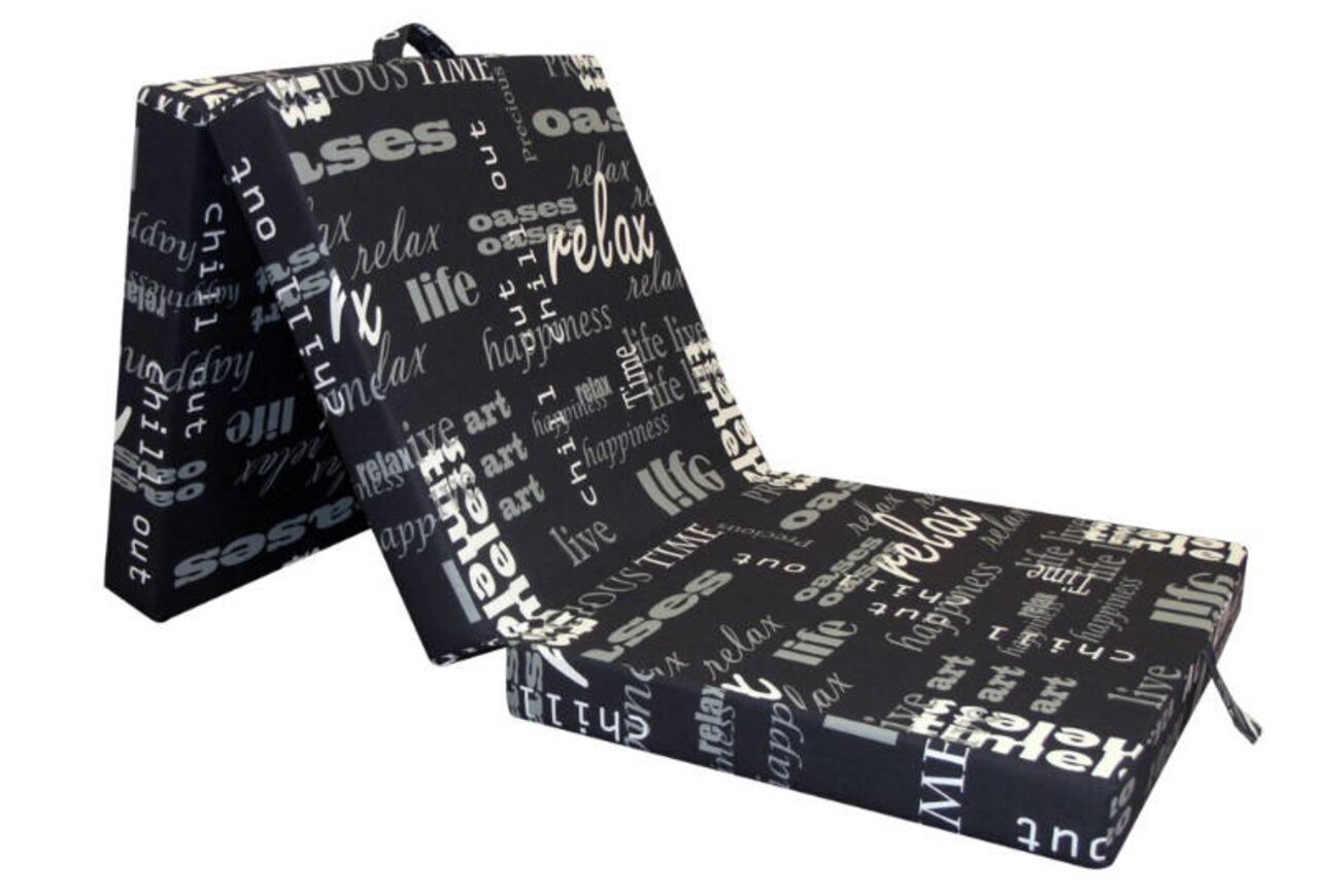 Faltmatratze 190 x 70 cm in schwarz mit weißen Schriftzügen, teilweise aufgeklappt, seitliche Perspektive