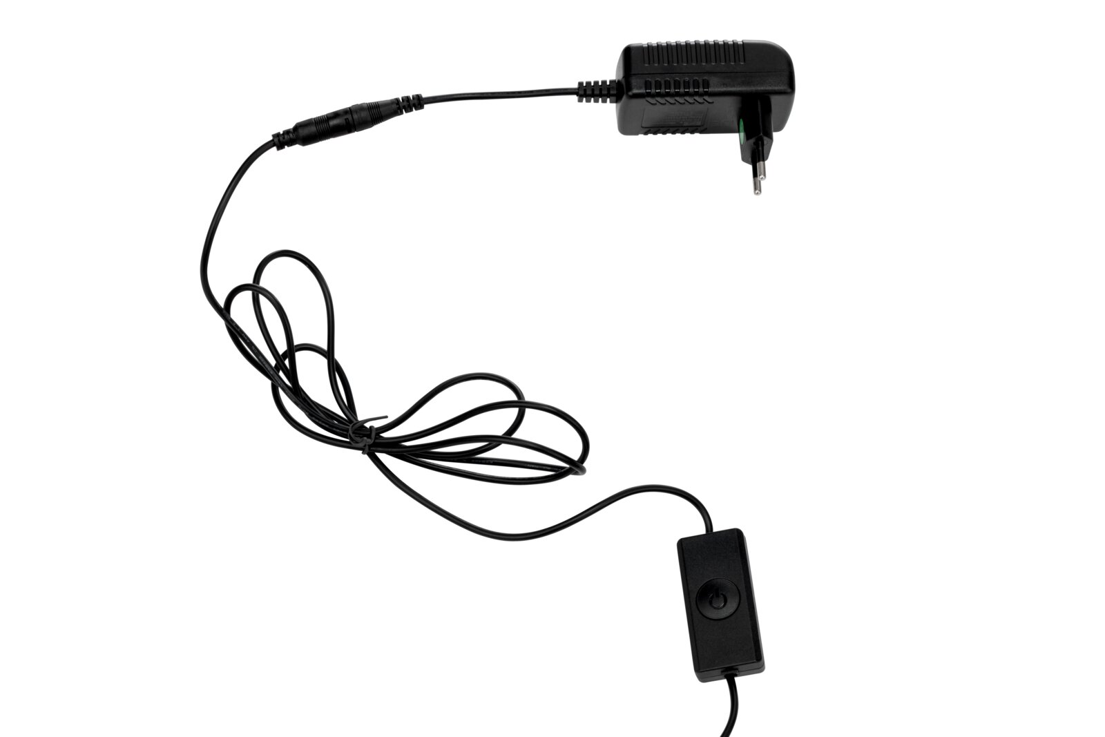 Schwarzes Steckernetzteil mit Eurostecker und langem Kabel inklusive Inline-Ein/Aus-Schalter, freigestellt auf weißem Hintergrund, Draufsicht