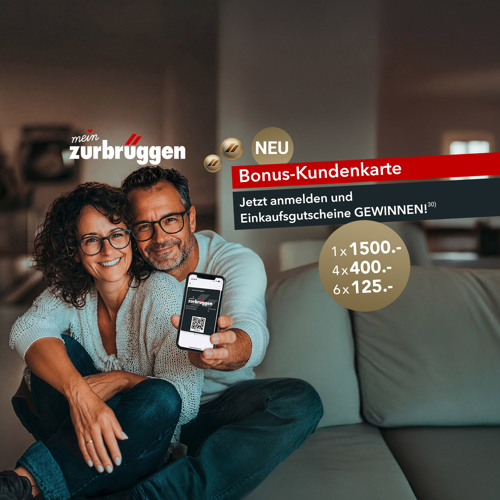 Paar auf Sofa zeigt Smartphone mit Bonuskarte, Werbung für neue Kundenkarte und Gewinnspiel