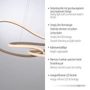 Moderne, geschwungene LED-Pendelleuchte/Deckenleuchte mit ringförmigen Lichtbändern in warmweiß, in leichter Seitenansicht von schräg unten vor hellem Hintergrund; mit Hinweisen zu Simply-Dim, höhenverstellbar, Memory-Funktion und energieeffizienter LED-T