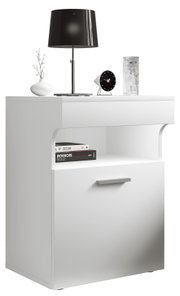 Weiße, moderne Kommode mit Schublade und offenem Fach, oben mit schwarzer Tischlampe und Deko, Ansicht schräg von vorne