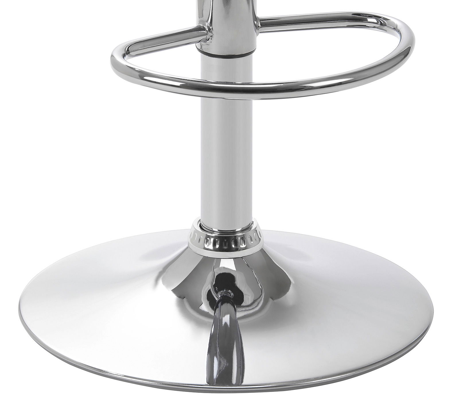 Nahaufnahme der verchromten Basis eines Barhockers mit Fußstütze, von der Seite betrachtet.