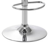 Nahaufnahme der verchromten Basis eines Barhockers mit Fußstütze, von der Seite betrachtet.