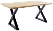 Moderne eettafel met houten blad en zwarte X-vormige metalen poten, gezien vanaf de zijkant.