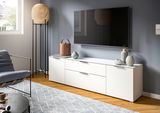 Weiße Kommode in modernem Wohnzimmer, seitliche Perspektive, mit Dekorationen und einem großen Fernseher an der Wand.