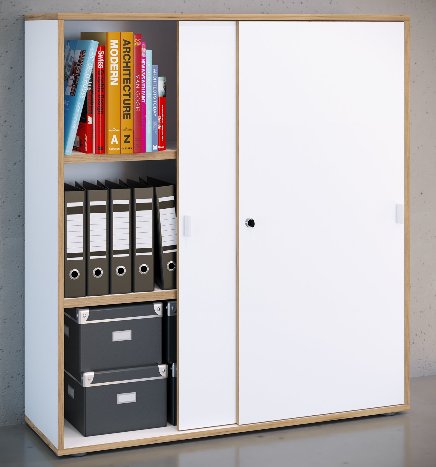 Büro-Aktenschrank mit Holzrahmen und weißen Schiebetüren, links offene Regalfächer mit Büchern, Ordnern und Boxen, frontale Ansicht in leichter Perspektive von links