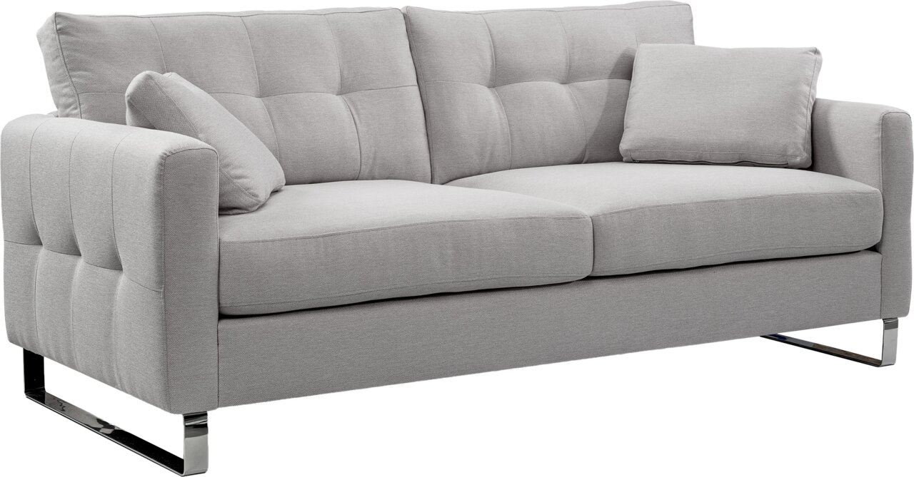 MID.YOU Sofa 2,5 Sitzer HERA Hellgraues 2-Sitzer-Sofa mit gepolsterter, gesteppten Rückenlehne, zwei Kissen und verchromten Kufenfüßen, in schräger Frontansicht von links freigestellt auf weißem Hintergrund.