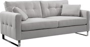 Hellgraues 2-Sitzer-Sofa mit gepolsterter, gesteppten Rückenlehne, zwei Kissen und verchromten Kufenfüßen, in schräger Frontansicht von links freigestellt auf weißem Hintergrund.