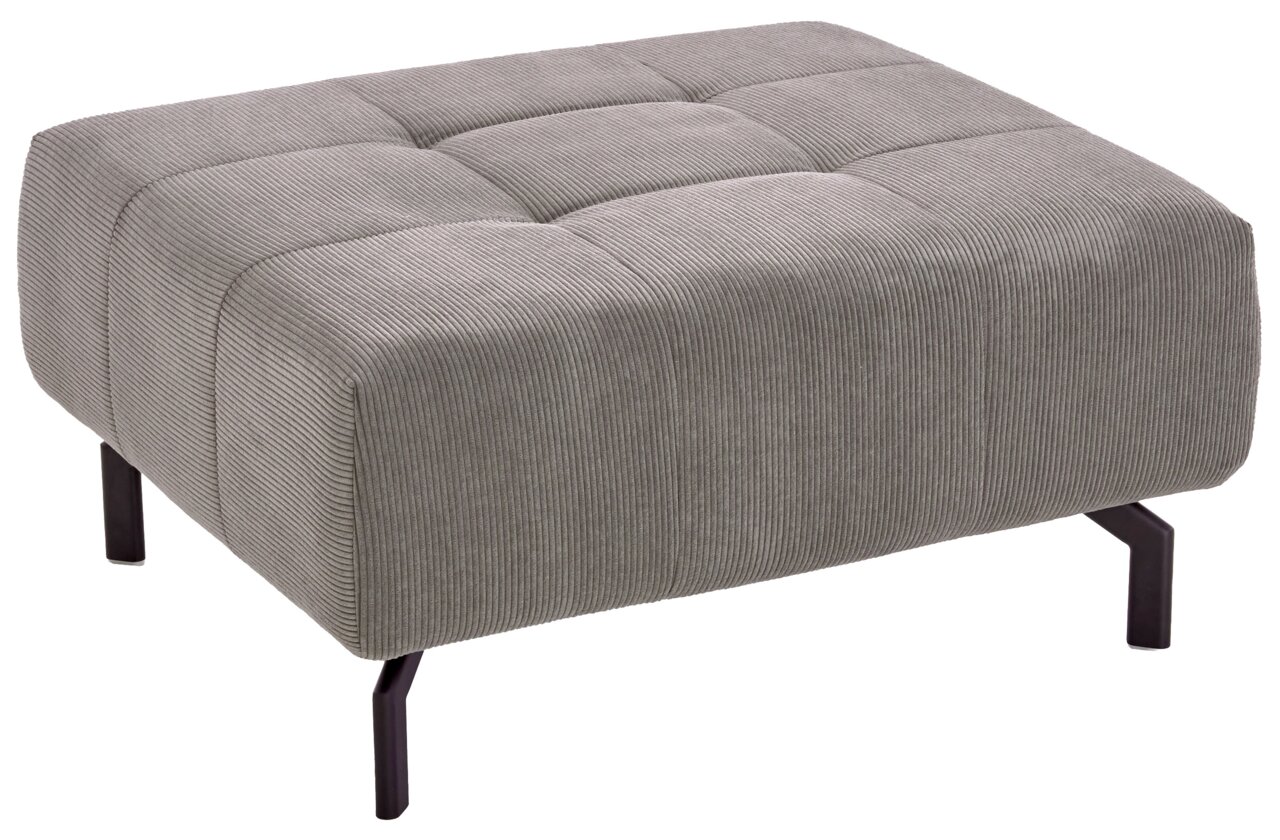 Gepolsterter, rechteckiger Hocker in Grau mit Cordbezug, gesteppter Sitzfläche und schwarzen Metallbeinen, freigestellt auf Weiß, Ansicht schräg von vorne oben.
