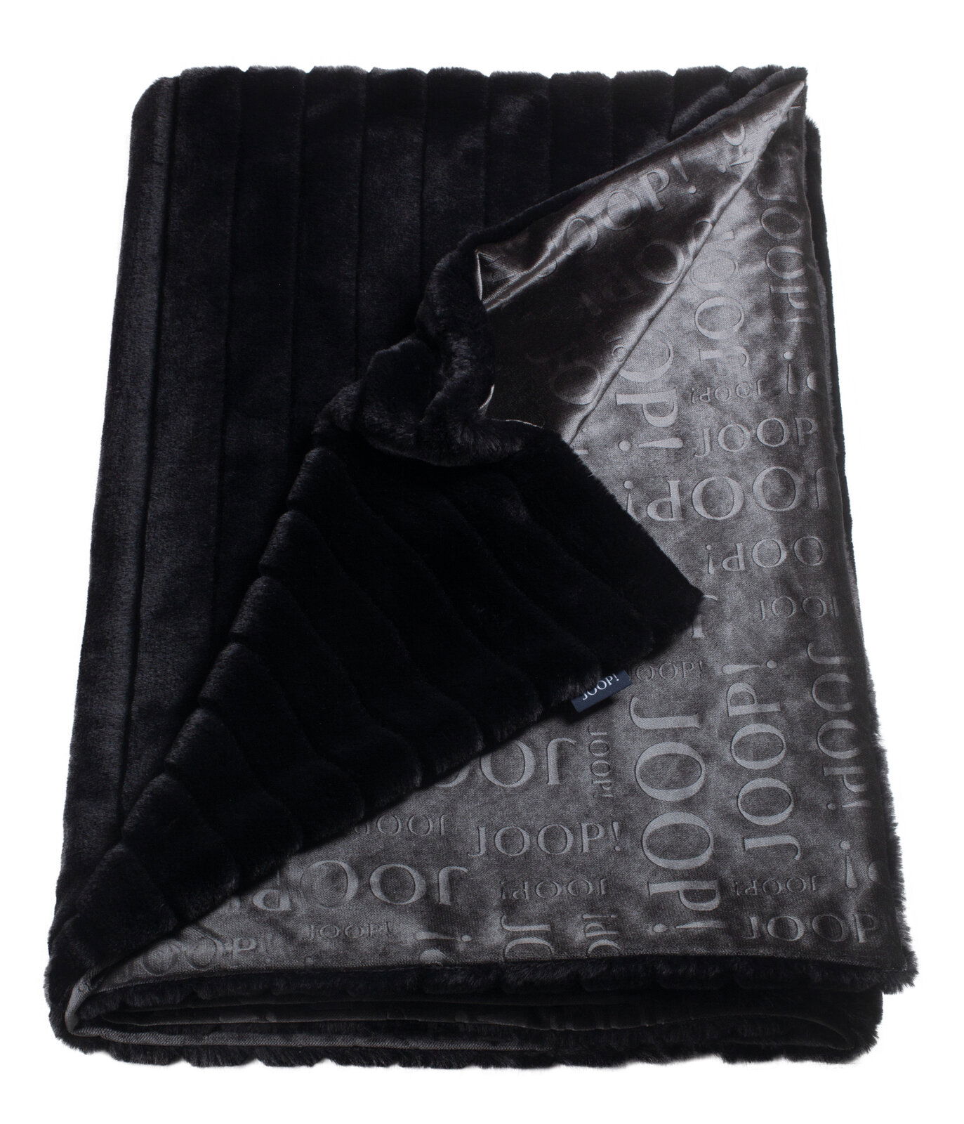 JOOP! Plaid J!GLAM 130x170cm Luxuriöse schwarze Decke mit glänzender Innenseite und eingeprägtem JOOP!-Logo, aus einer schrägen Perspektive fotografiert.