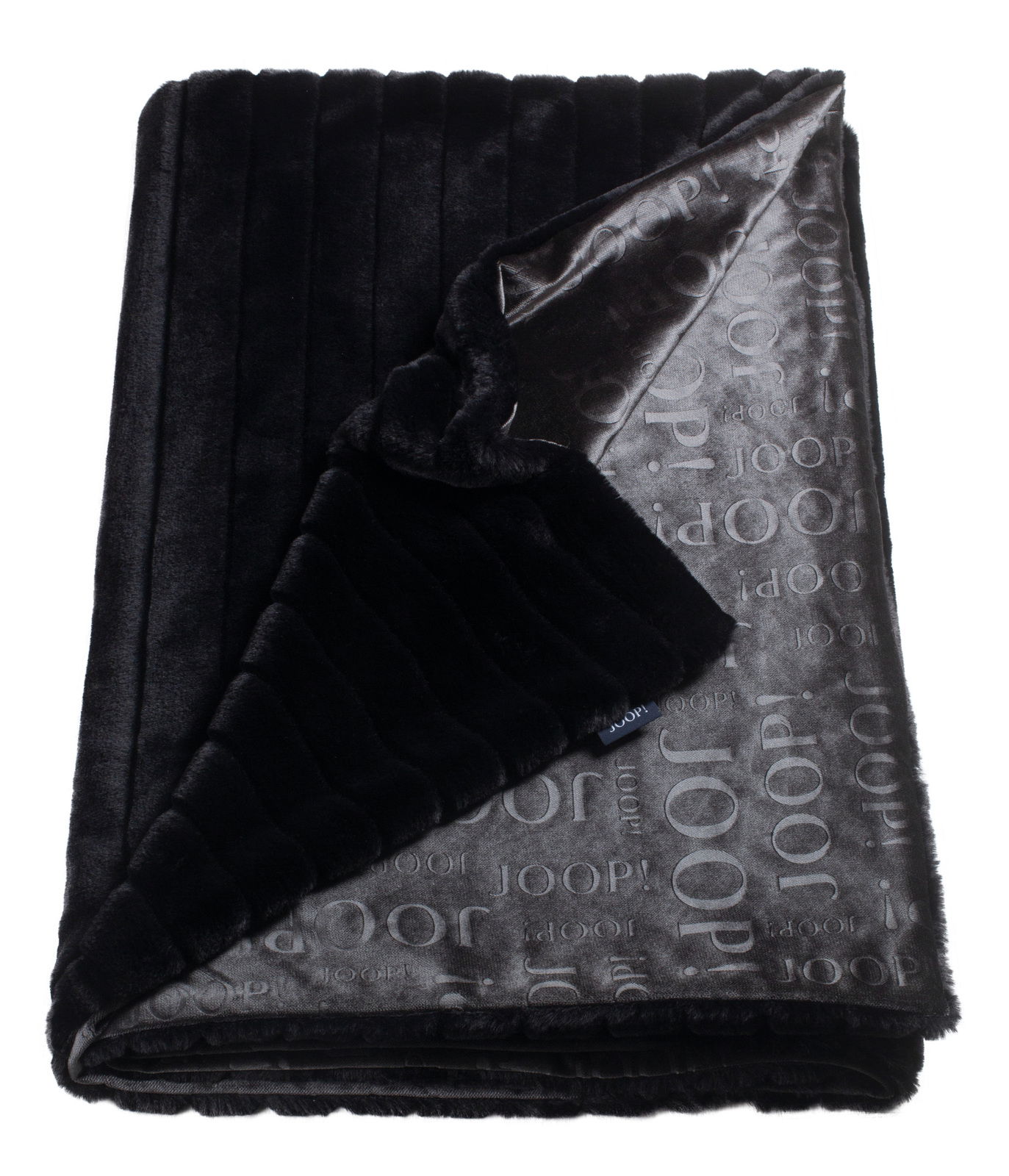 Luxuriöse schwarze Decke mit glänzender Innenseite und eingeprägtem JOOP!-Logo, aus einer schrägen Perspektive fotografiert.