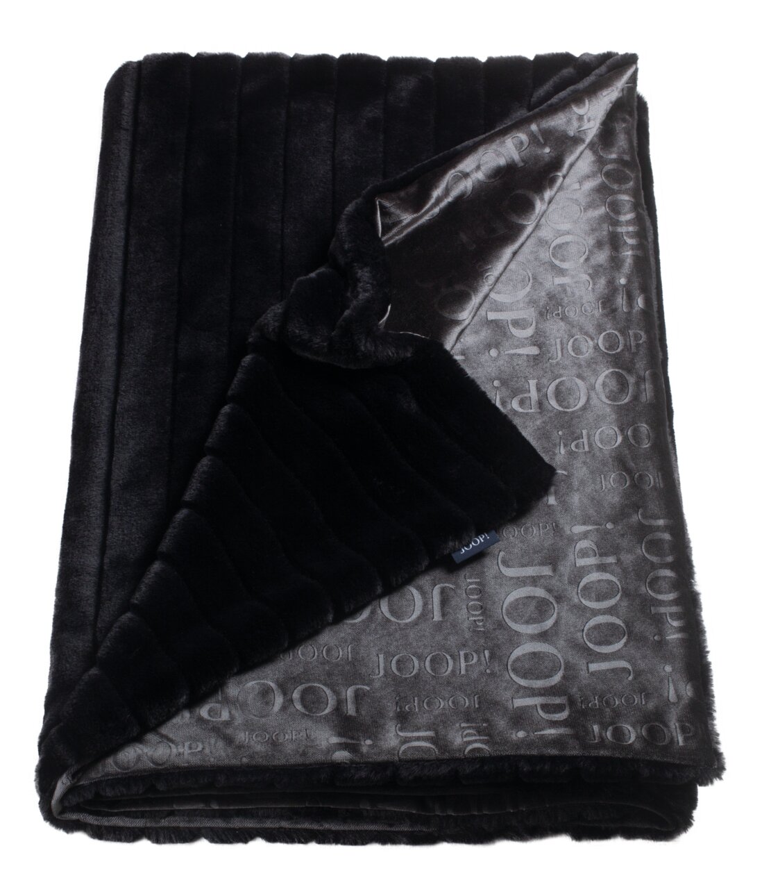 Luxuriöse schwarze Decke mit glänzender Innenseite und eingeprägtem JOOP!-Logo, aus einer schrägen Perspektive fotografiert.