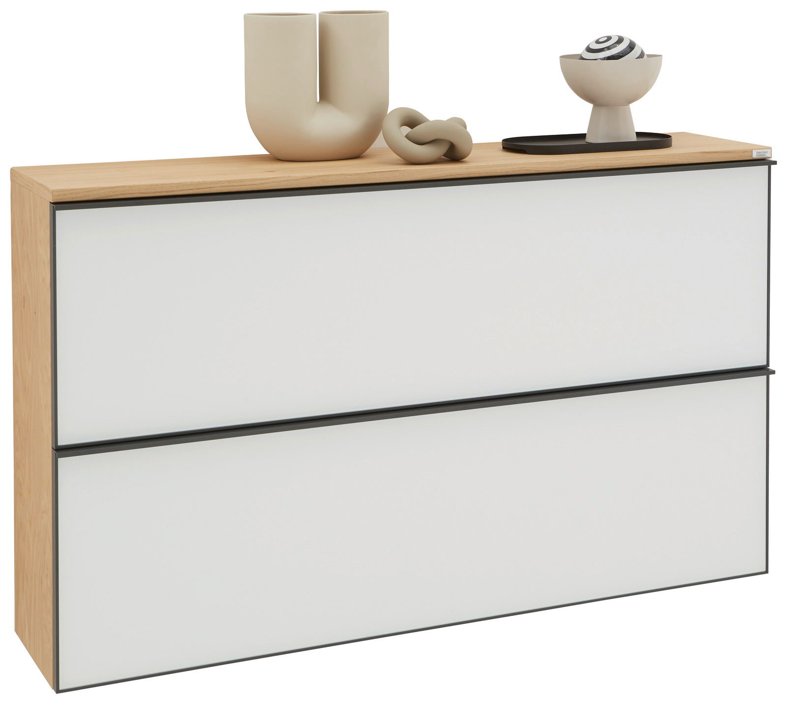 XL-Hängeschuhschrank in Holzoptik mit zwei weißen Klappen, dekoriert mit modernen Skulpturen, seitliche Perspektive