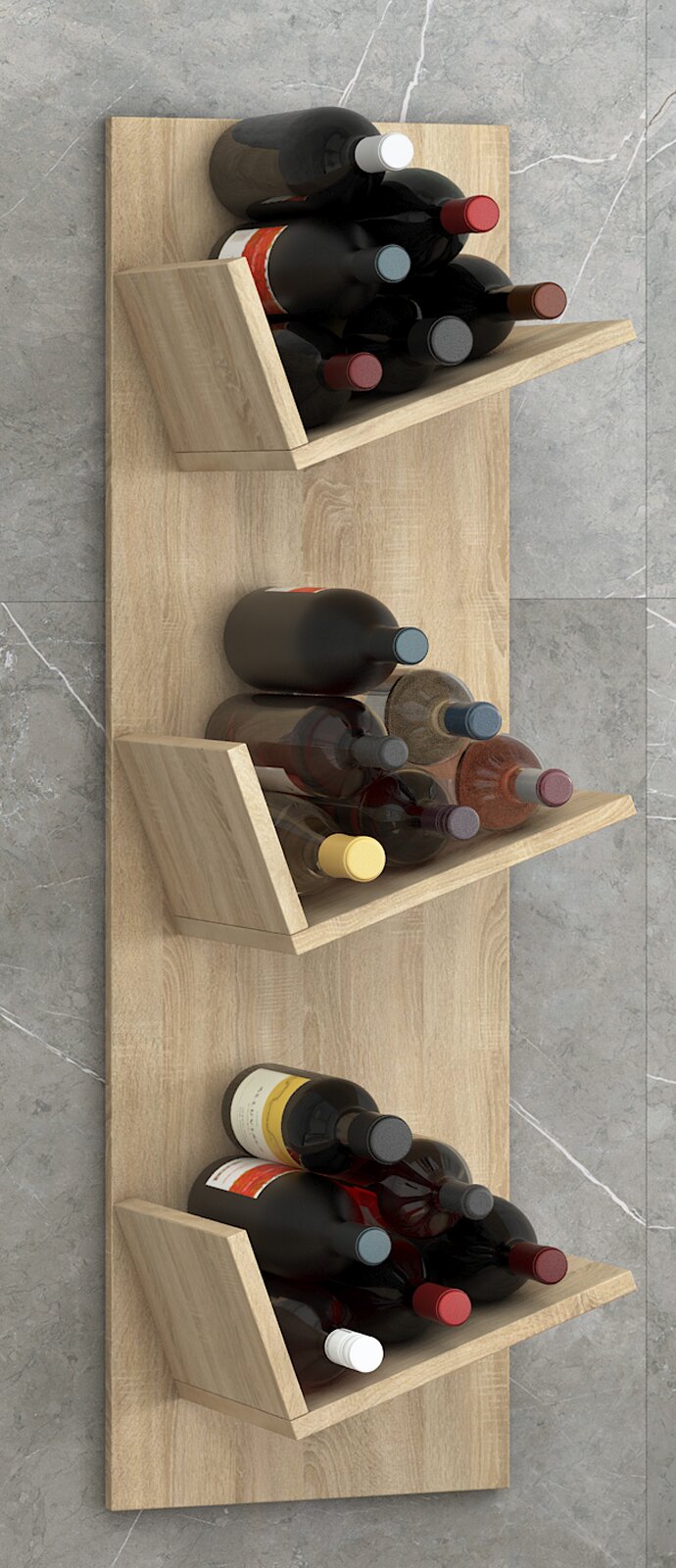 Wandmontiertes Weinregal aus hellem Holz mit drei schrägen Ablagen, bestückt mit mehreren Weinflaschen; perspektivische Ansicht leicht von vorne/seitlich.
