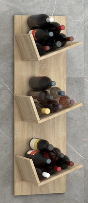 Wandmontiertes Weinregal aus hellem Holz mit drei schrägen Ablagen, bestückt mit mehreren Weinflaschen; perspektivische Ansicht leicht von vorne/seitlich.