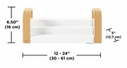 Frontalansicht eines dreistufigen Gewürzregals mit weißen Ablagen und gebogenen Holzseiten, Maße: 16 cm hoch, 12,7 cm tief, 30-61 cm breit.