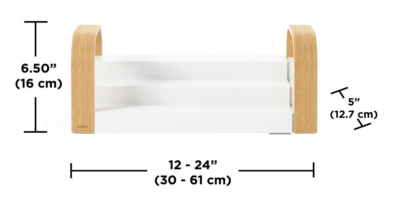 Frontalansicht eines dreistufigen Gewürzregals mit weißen Ablagen und gebogenen Holzseiten, Maße: 16 cm hoch, 12,7 cm tief, 30-61 cm breit.