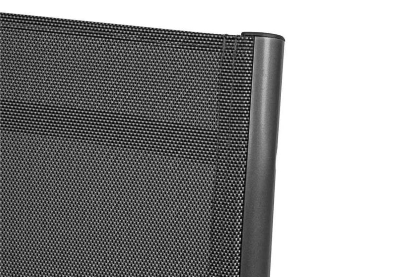 Nahaufnahme der Rückenlehne eines schwarzen Klappsessels aus Textilgewebe.