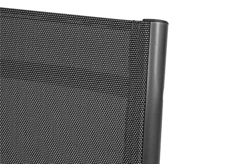 Nahaufnahme der Rückenlehne eines schwarzen Klappsessels aus Textilgewebe.