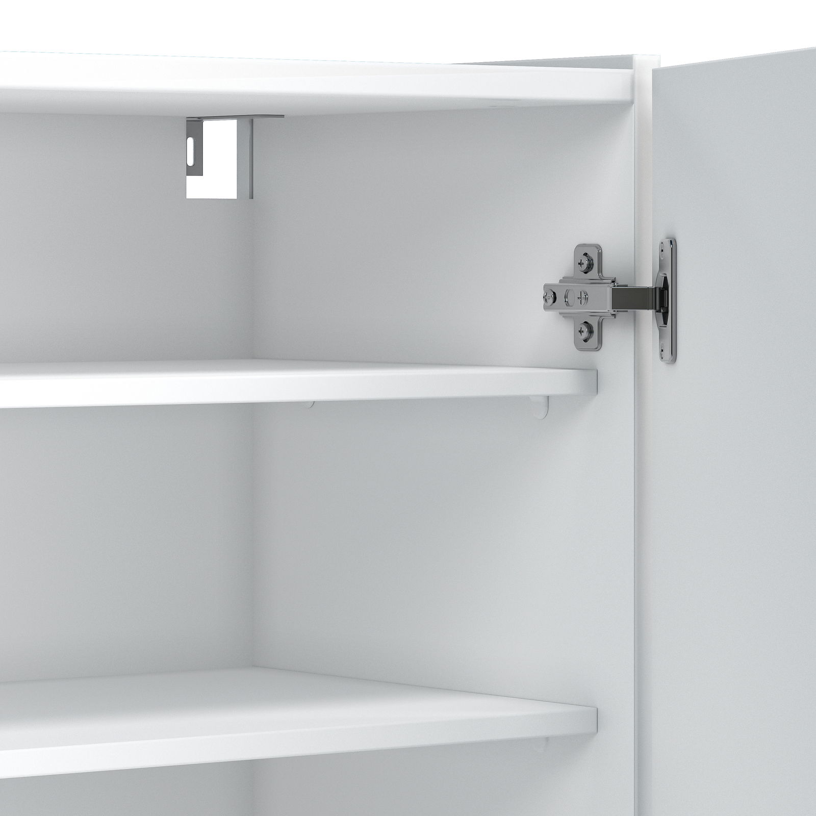Innenansicht eines weißen Schuhschranks mit zwei Regalböden und einer geöffneten Tür, Perspektive von schräg vorne.