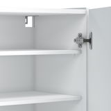 Innenansicht eines weißen Schuhschranks mit zwei Regalböden und einer geöffneten Tür, Perspektive von schräg vorne.