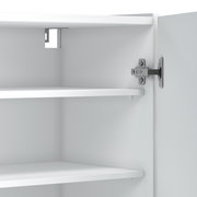 Innenansicht eines weißen Schuhschranks mit zwei Regalböden und einer geöffneten Tür, Perspektive von schräg vorne.