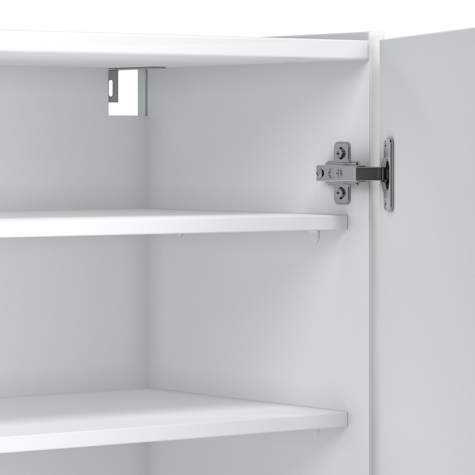 Innenansicht eines weißen Schuhschranks mit zwei Regalböden und einer geöffneten Tür, Perspektive von schräg vorne.
