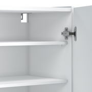 Innenansicht eines weißen Schuhschranks mit zwei Regalböden und einer geöffneten Tür, Perspektive von schräg vorne.