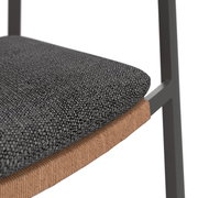 Nahaufnahme eines Loungestuhls mit grauem Stoffbezug und Metallrahmen, seitliche Perspektive