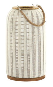 Windlicht aus hellem Stoff mit Holzdetails und Seilgriff, seitliche Perspektive