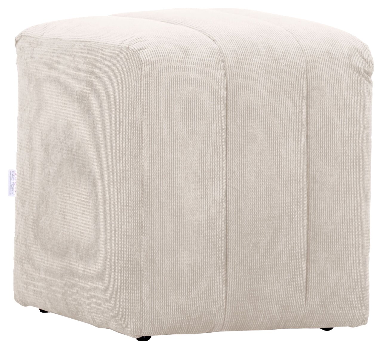 Novel Hocker LAILA Beiger, quadratischer Hocker aus Stoff in schräger Perspektive.