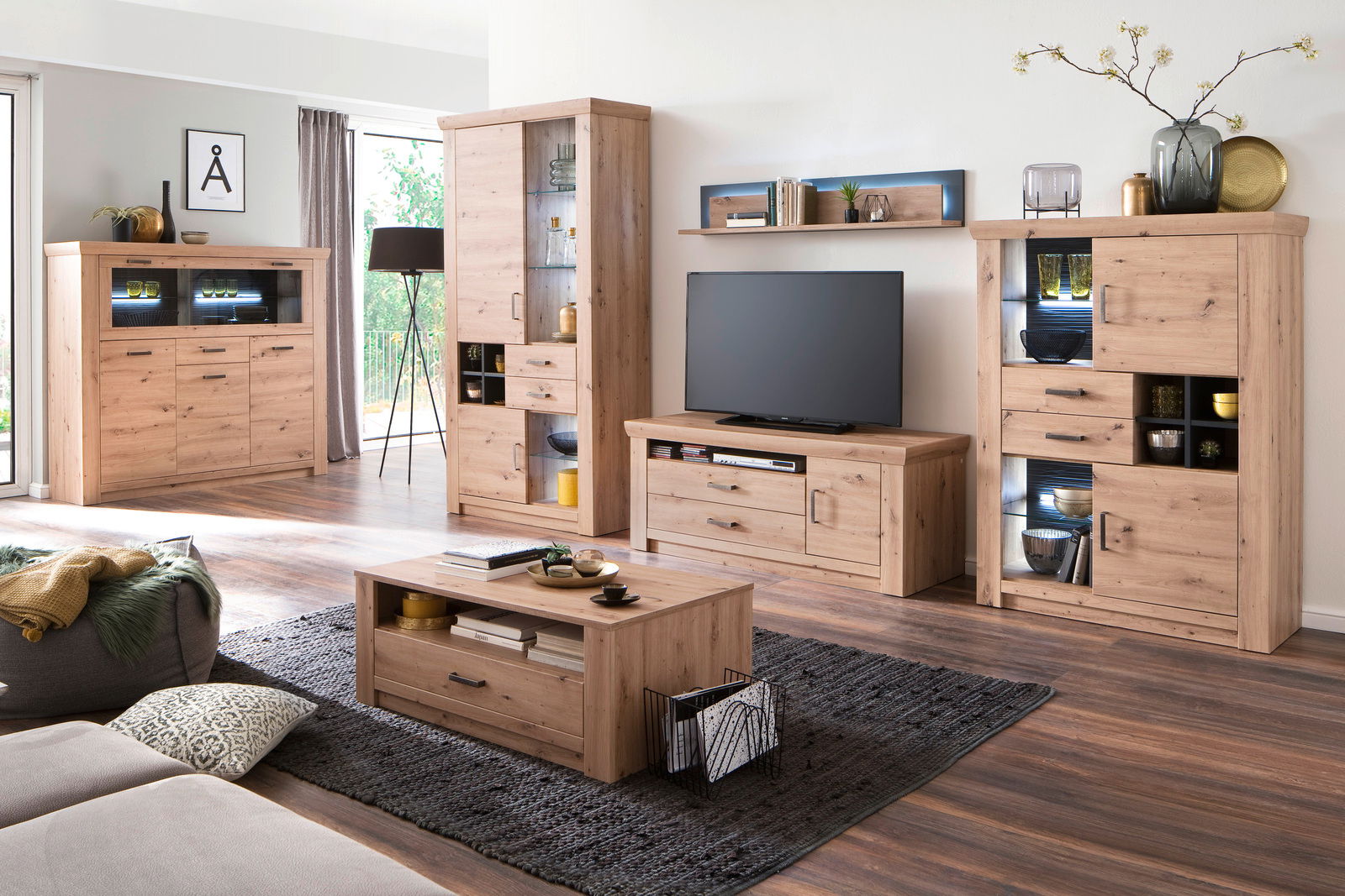 Wohnzimmer mit modernen Highboards aus Holz in natürlicher Optik, frontal betrachtet. Die Möbel bieten viel Stauraum und sind stilvoll dekoriert.