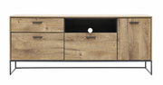 Vooraanzicht van een moderne wandcombinatie van hout met metalen handgrepen en een open vak in het midden.