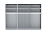 Frontansicht eines grauen Schwebetürenschranks mit mehreren Fächern und Kleiderstangen.