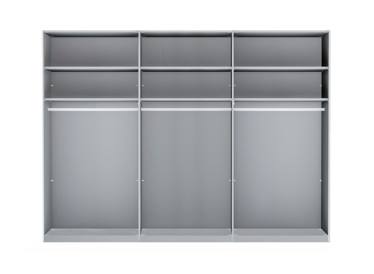 Frontansicht eines grauen Schwebetürenschranks mit mehreren Fächern und Kleiderstangen.