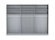 Frontansicht eines grauen Schwebetürenschranks mit mehreren Fächern und Kleiderstangen.