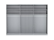 Vooraanzicht van een grijze kast met schuifdeuren, voorzien van meerdere vakken en kledingstangen.