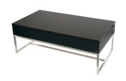 Moderner Couchtisch mit schwarzer Tischplatte und silbernem Metallgestell, seitliche Perspektive