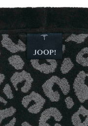Nahaufnahme eines Bademantels mit Leopardenmuster und einem Joop-Label