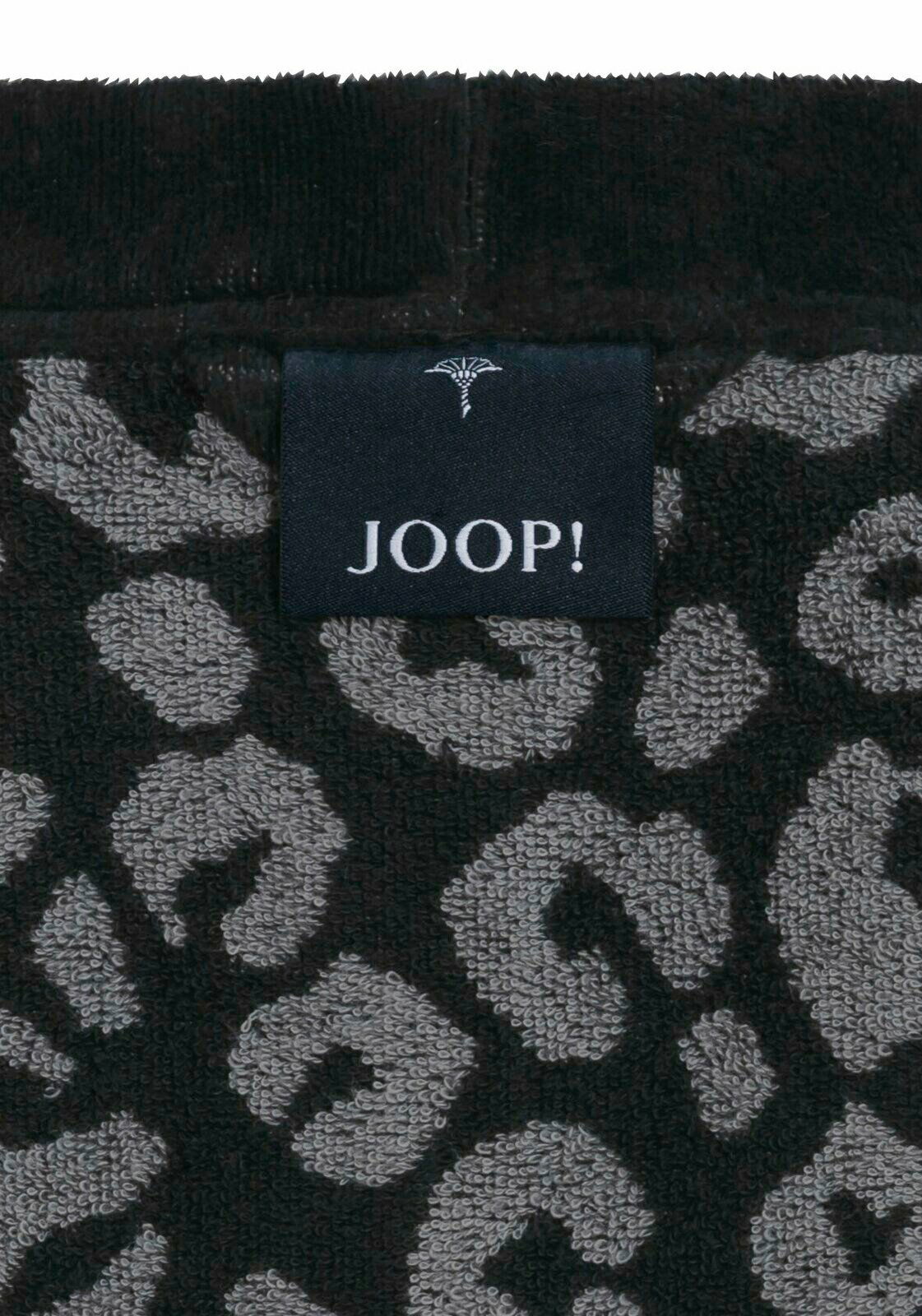 Nahaufnahme eines Bademantels mit Leopardenmuster und einem Joop-Label