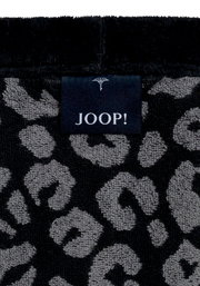 Nahaufnahme eines Bademantels mit Leopardenmuster und einem Joop-Label