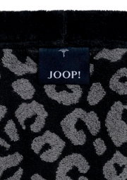 Close-up van een badjas met luipaardprint en een Joop-label
