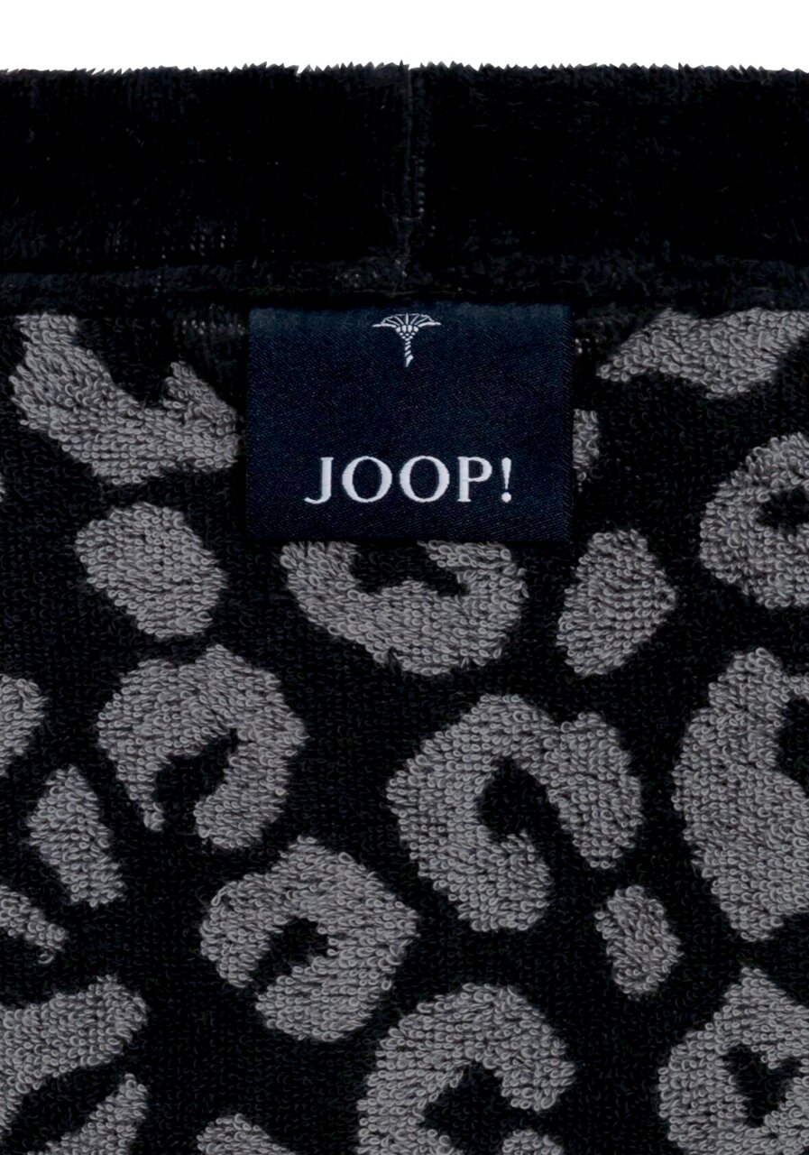 Close-up van een badjas met luipaardprint en een Joop-label
