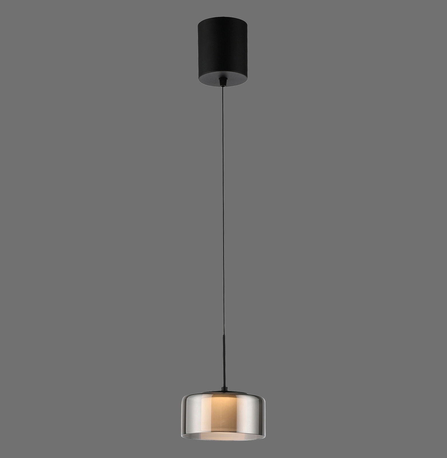 Moderne Pendelleuchte RIKA von Paul Neuhaus in seitlicher Perspektive, mit schwarzem Kabel und zylindrischem Lampenschirm.