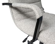 Nahaufnahme eines grauen Drehstuhls mit gepolsterten Armlehnen und schwarzem Metallrahmen, seitliche Perspektive.