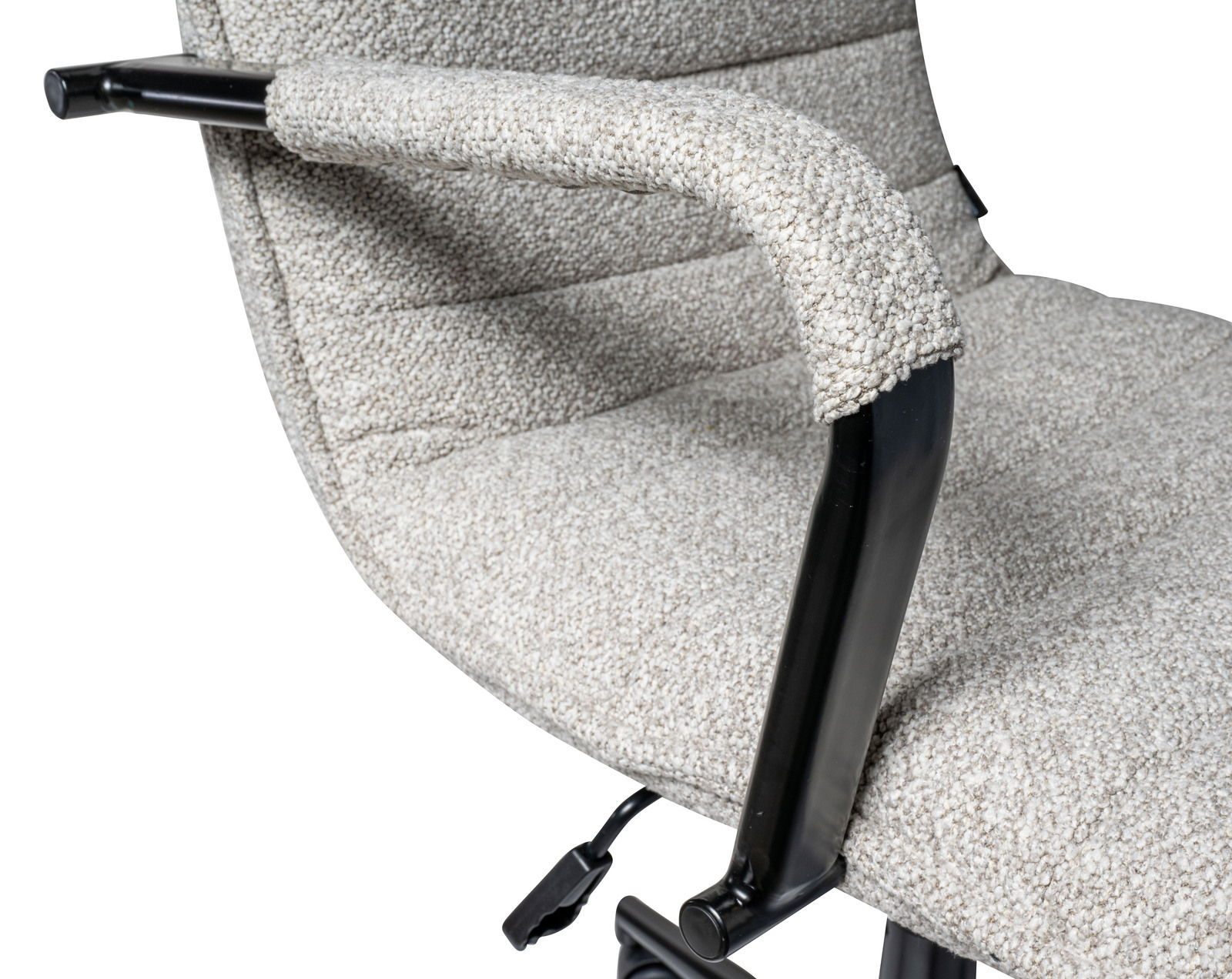 Nahaufnahme eines grauen Drehstuhls mit gepolsterten Armlehnen und schwarzem Metallrahmen, seitliche Perspektive.