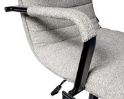 Nahaufnahme eines grauen Drehstuhls mit gepolsterten Armlehnen und schwarzem Metallrahmen, seitliche Perspektive.