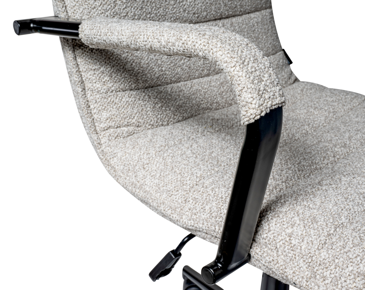 Nahaufnahme eines grauen Drehstuhls mit gepolsterten Armlehnen und schwarzem Metallrahmen, seitliche Perspektive.