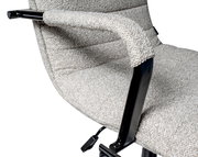 Nahaufnahme eines grauen Drehstuhls mit gepolsterten Armlehnen und schwarzem Metallrahmen, seitliche Perspektive.